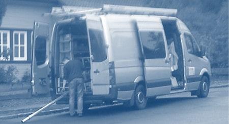 Die Autoinhalt-Versicherung bietet Firmen einen umfänglichen Versicherungsschutz für im Transporter, LKW oder Lieferwagen transportiertes Werkzeug und Maschinen. Darüber hinaus sind Waren, Güter oder Material, welche zur Auslieferung an Kunden oder zur Verarbeitung im Fahrzeug gelagert waren mitversichert, sofern sie im Vertrag eingeschlossen waren und die Versicherungssummeordentlich ermittelt war. Die richtige Klausel macht oft den Unterschied! Die Autoinhaltsversicherung ist besonders interessant für Betriebe die über PKW, Kleintransporter, Lkw, Lieferwagen oder Transporter eigene Güter, Güter von Kunden, Werkzeug und Maschinen transportieren. Über die Auto-Inhaltsversicherung lassen sich Fahrzeuginhalte zum Beispiel Werkzeuge Maschinen transportierte Ladung wie Waren oder Material während des Transportes oder bei abgestellten Fahrzeug versichern.