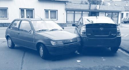 Unfälle lassen sich manchmal nicht vermeiden. Eine verkehrsrechtsschutzversicherung hift jedoch, die Kosten eines Rechtstreites zu minimieren. Aber vorsicht, im Bereich LKW-Versicherung Verkehrsrechts-Schutzversicherung lohnt ein Blick in die Verkehrsrechtsschutz-Versicherungs Bedingungen des Verkehrsrechtsschutzversicherers. Hier wird oft von PKW, Wohnmobilen, Cambingfahrzeugen  gesprochen, aber Lieferwagen oder Klein LKW bis 3,5t werden häufig nicht erwähnt. Oder sie über die Verkehrs-Rechtsschutz-Versicherung explizit ausgeschlossen. Gerade im Zeitalter der LKW zugelassenen Pickups kann das eine gefährliche Versicherungslücke sein.